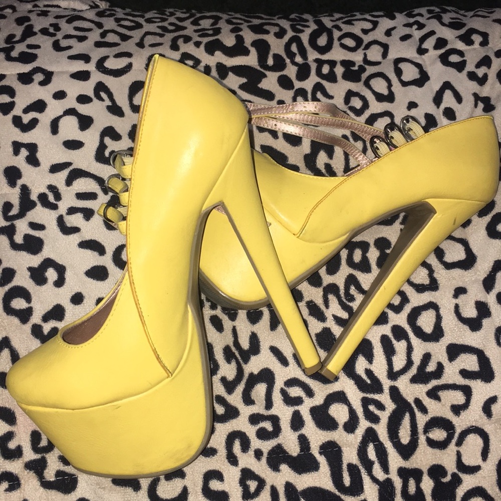 Size 6 Yellow Pumps